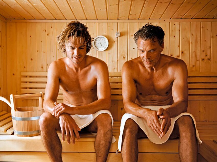 Männer besichen d'Sauna fir Prostatitis ze behandelen