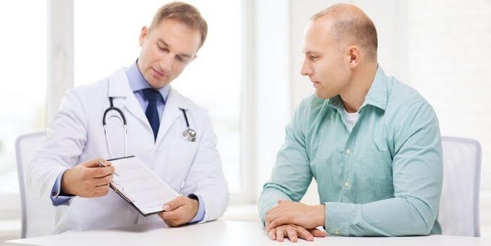 Dokter schreift Medikamenter fir Prostatitis